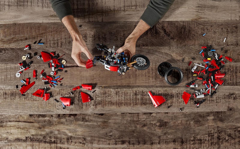 02 Ducati Panigale V4 R LEGO Technic UC154219 High